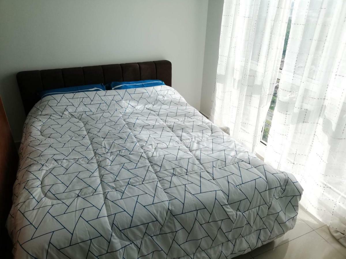2 Carpark Gep 5 Star Hotel Bed & Sofa Studio Seri Kembangan Eksteriør billede